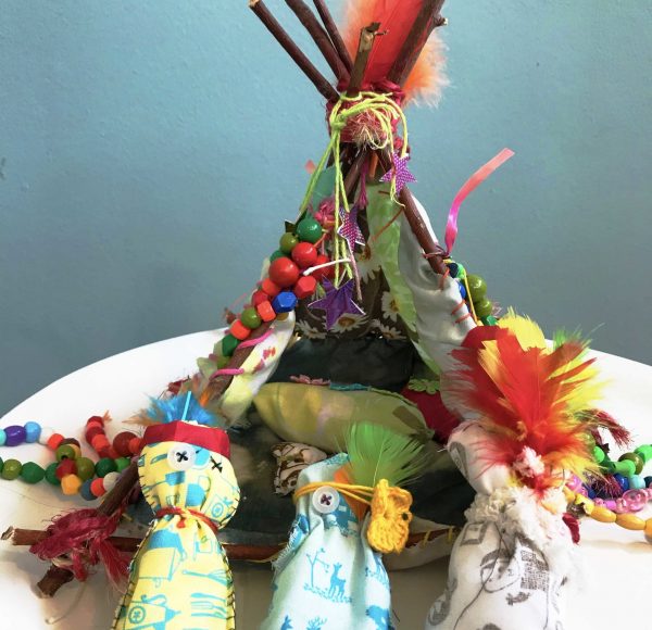 tipi Een tipi met knuffels en veertjes